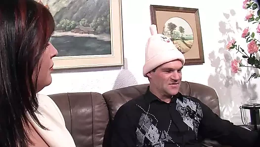 Seksi ve büyük memeli iri güzel kadın yeni pozisyonları denemek için arkadaşı ve sevgilisiyle üçlü seks yapmak için iyi bir seks terapisti