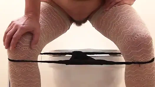 Kadınlar tuvaletinde duvar deliği