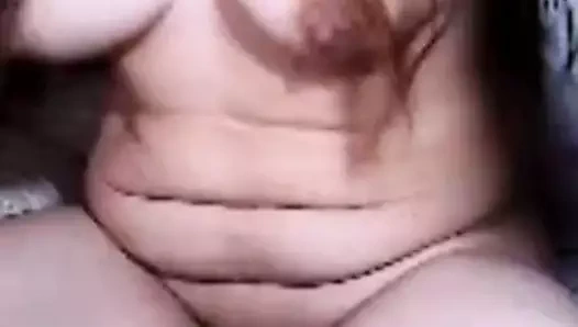 Thild Filipinli orta yaşlı seksi kadın bir adamın kamerada boşalmasını sağlıyor