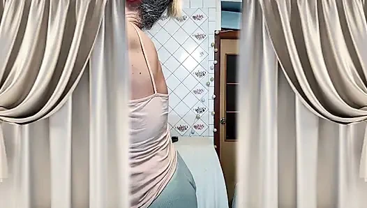 Ateşli ev hanımı Lukerya sabahları mutfakta dans ediyor.