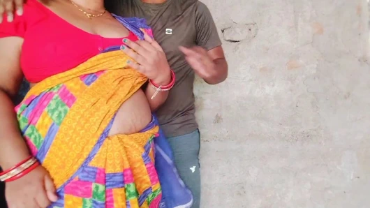 Hintli teyze açık havada mağaza odasında seks yapıyor