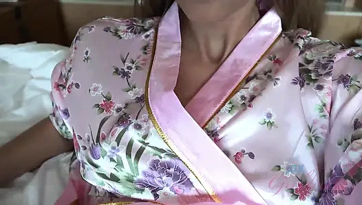 Moka Mora şehvetli bir ayakla muamele için yarağını yumuşak ayak parmakları arasında tutuyor, sonra derin bir dölleme domaltarak bitirmek için eğiliyor.