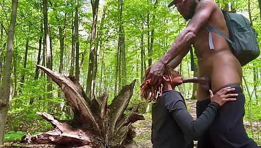 Ormanda doğa yürüyüşü ve yüze boşalma