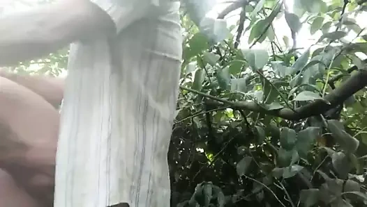 Çalıların ortasında genç adamın kıçını yiyen yaşlı adam