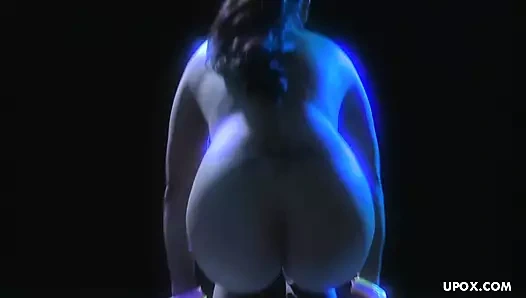 Asyalı orta yaşlı seksi kadın Jessica amını okşamak için cam dildo kullanıyor.