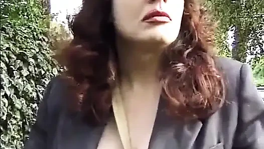 Jessica Rizzo iki sahnede sürtük bir postacı