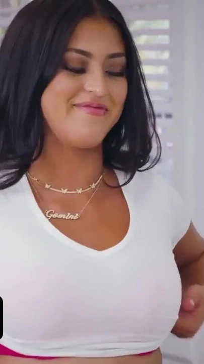 Обязательный для обмена момент из "Сиссивап - скучающие девушки София Леоне и Payton Avery удивляют своих сводных братцев страстными минетами"