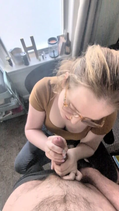 Sekretärin deepthroated den Chef, um ihren Job zu behalten