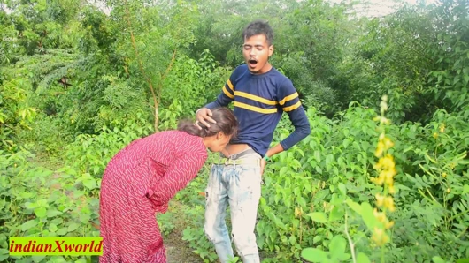 18 yaşındaki ormanda yeni kız arkadaşını sikiyor! Hintli açık havada seks