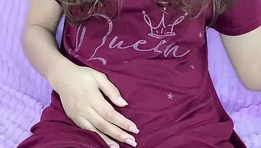 Sevimli üvey kız kardeş pembe dildosunu emiyor