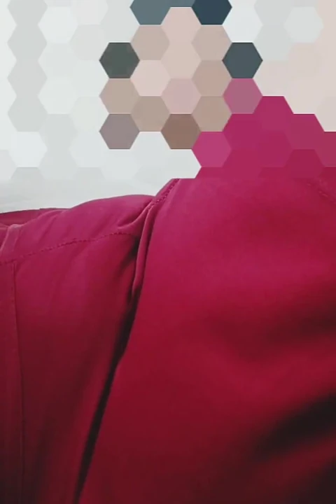 Femboy Kırmızı Topları Tırmalıyor