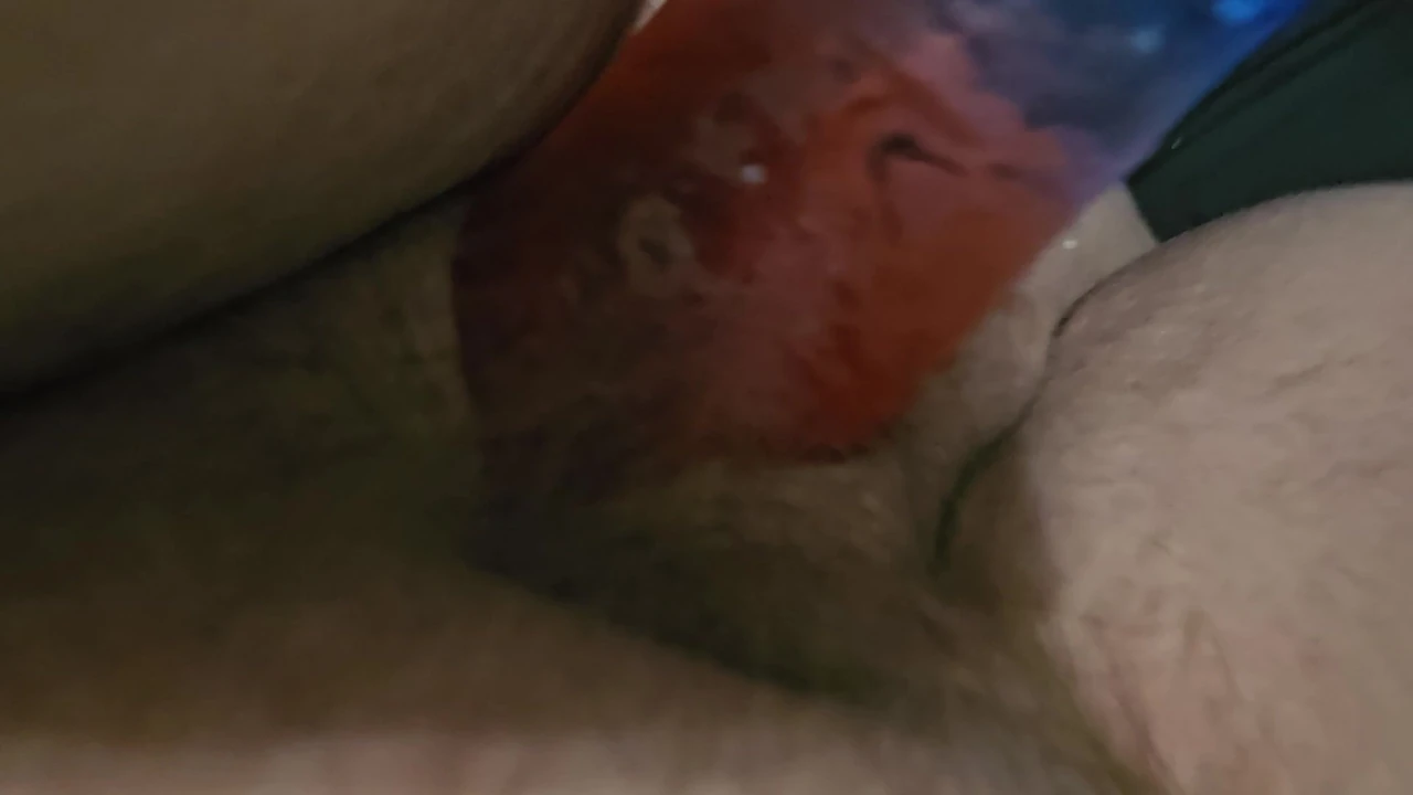 Kadın ayaklarıyla büyük dildo kullanarak kendini sikiyor