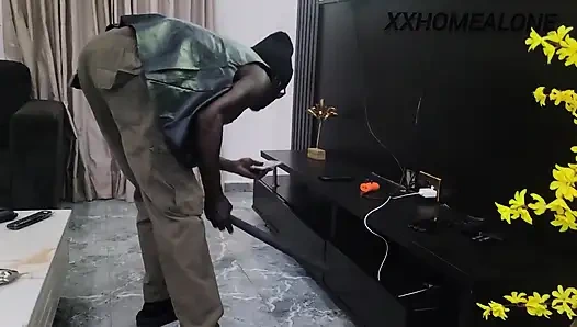 House Robry 19 yaşındaki genç kızla vahşi bir çılgın seks gecesine dönüşüyor. Okul üniformasıyla güzel yüzü Dora'yı sikiyor