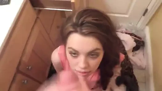 Sevimli kız banyoda yüz bakımı alıyor