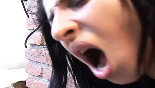 Fransa'dan küçük memeli kız amını yalattıktan sonra iki adamla sikişiyor