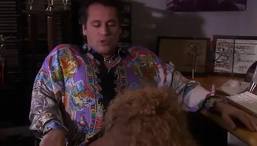 Ateşli sarışın amcığını yalatıyor ve sonra sert sikişiyor ve ağzına boşaltıyor