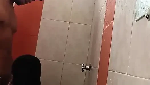 Banyo yaparken onu bölüyorum