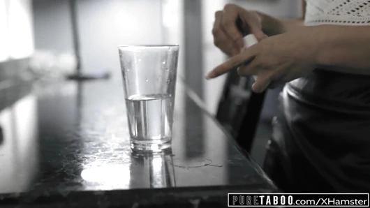 Pure tabu genç sürtük emily willis şaplak &amp; Creampie tarafından adım baba