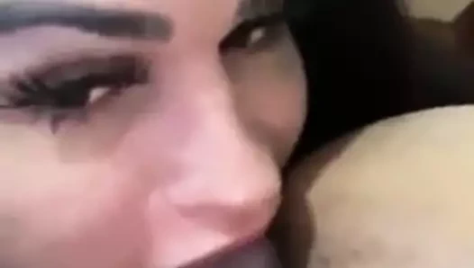 Emilly Weickert seksi travesti göt yalıyor 2