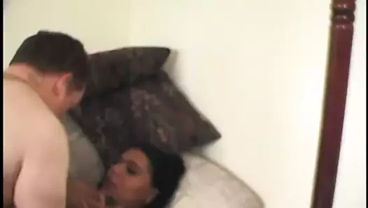 Azgın bebek sert bir patlama almak için bacaklarını geniş yayıyor