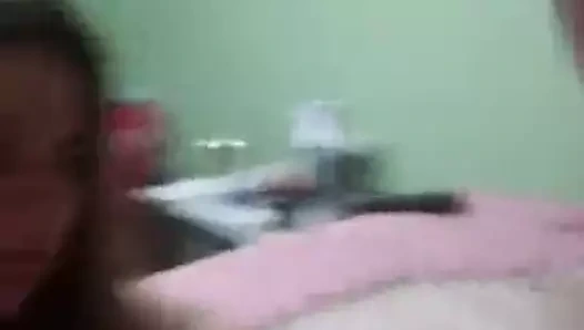 Kirli sürtük erkeğini çevreliyor ve o onu bir osurukla ödüllendiriyor