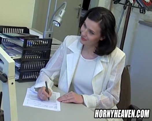 İhmal edilen karısı kocasını büyük bir horoz ile aldatıyor