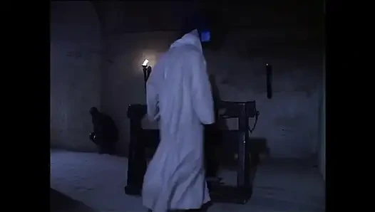 Seksi sarışın bağlı ve her yerinden sikiliyor