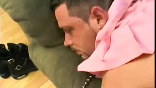 Asyalı sahibe kadın kılıklı sürtüğü sikiyor