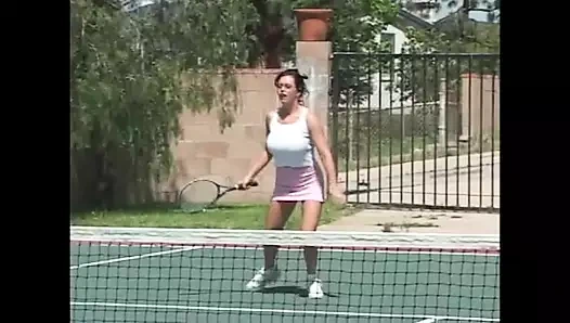 Orta yaşlı seksi kadın esmer arkadan sikiliyor