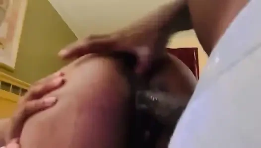 Anal sürtük Fijii pornbox nişanlısı Jamaikalı büyük zenci yarağı ile göt genişletmeye hazır