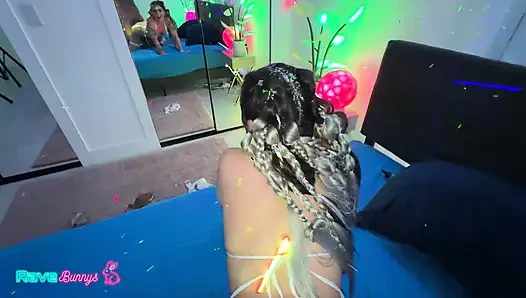 Beyaz file çoraplı minik rhea Hussie'i neon ışıklarının altında derine alıyor!