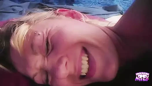 Sürtük sarışının erkeklerin yarağının üstüne harika bir şekilde bindikten sonra göte şaplak atıyor