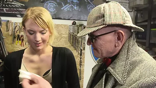 Komşunun yaşlı dedesi tarafından sikilmeme izin verdim