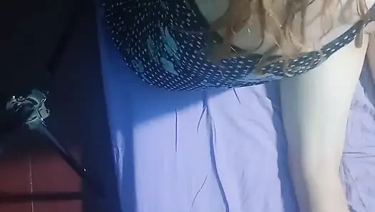 Şiltede kısa elbise ve sihirli eller