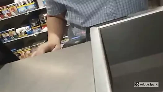 benzin istasyonunda bir yerde