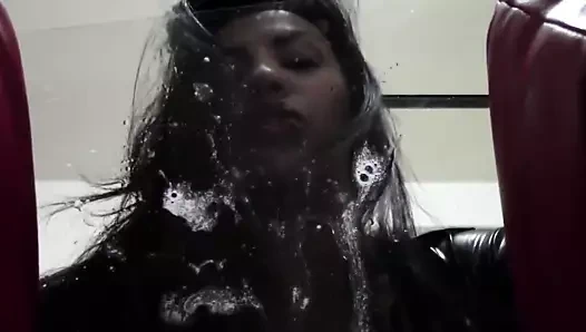 Latin prensesi yüzüne tükürdü kaltak!