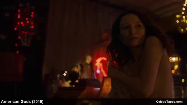 Emily browning &amp; hani furstenberg çıplak ve tutkulu seks sc