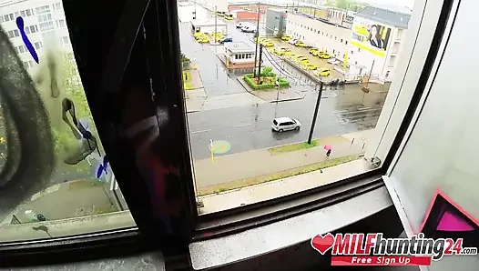 Orta yaşlı seksi kadın avcısı terk edilmiş bir ofis binasında sıska orta yaşlı seksi kadını sikiyor