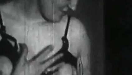 sigara içen çift alır yaramaz ile ipler (1950'ler vintage)