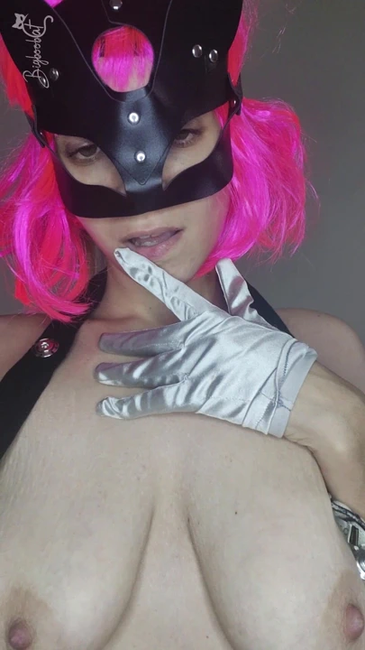 Kedicik maskem ve büyük göğüslerimle mastürbasyon yaparken zevkime doyuyorum