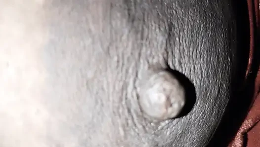 Hintli üvey anne amını ve sütlü göğüslerini gösteriyor