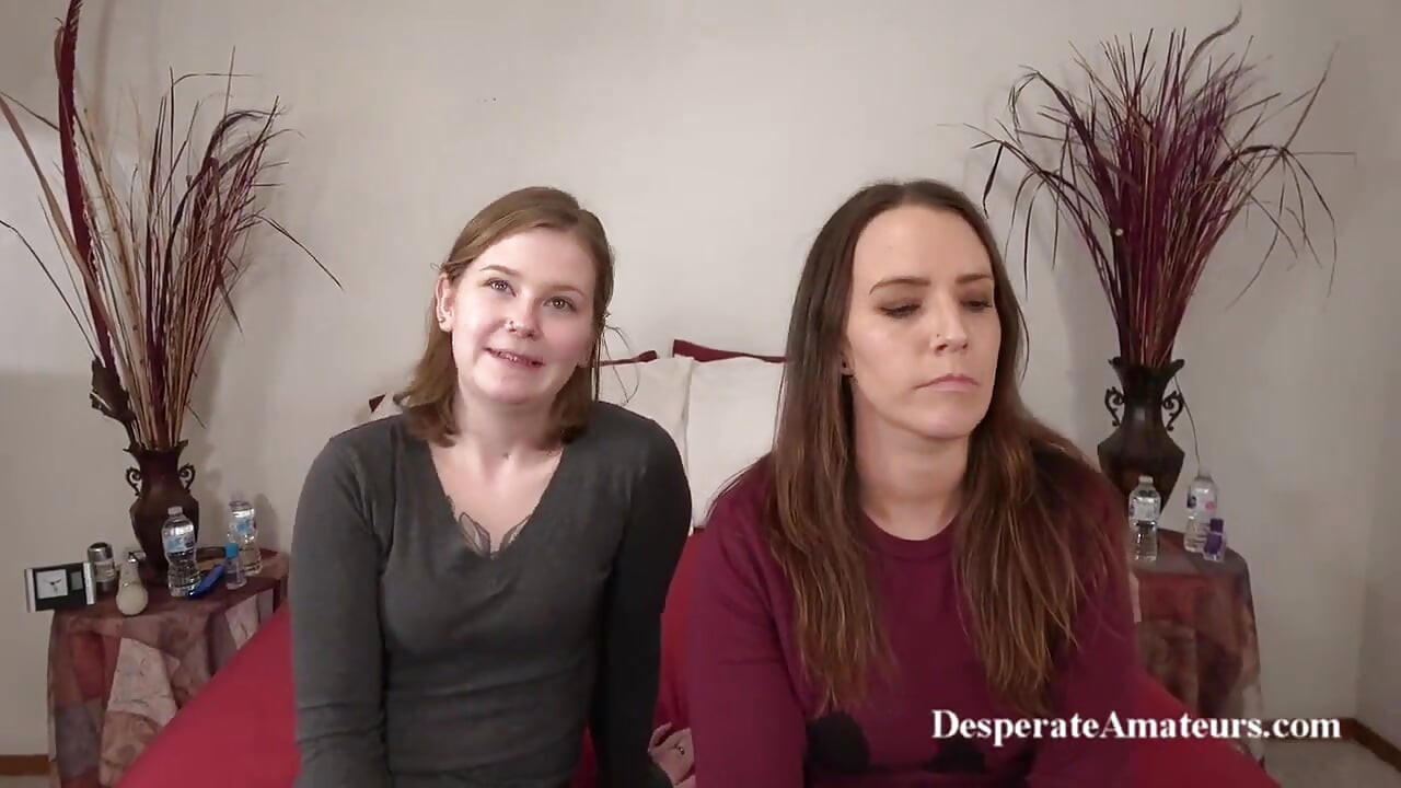 Çaresiz amatörler Nicole Alisha ateşli kız kız sikişirken Mia ve Tara sıkı amcıklarını sert siktiriyor