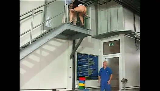 Sürtük sarışın merdivenlerde ağzına sert götten sikiliyor