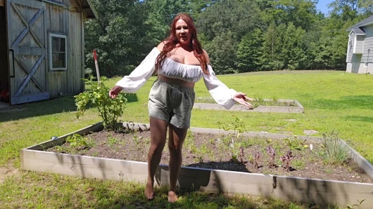 Seksi orta yaşlı seksi komşuya yardwork ile yardım ediyor bakış açısı