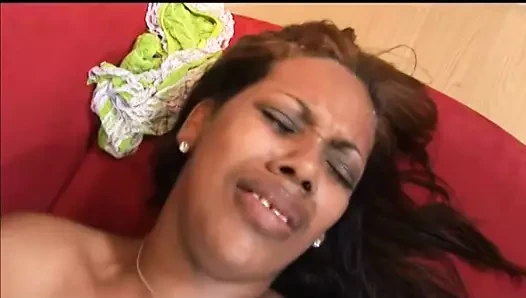 Büyük göt siyah kadın berbat bir ortalama çük ve alır yüz