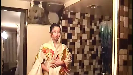 Adam yatakta yatarken Asyalı'nın ağzına yarak sokuyor