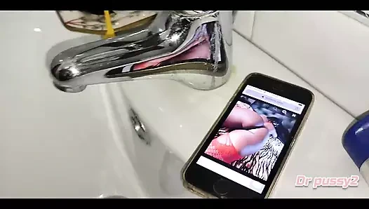 Dr pussy2 - bahçıvan patronunun iphone'unu keşfediyor ve xvideos sayfasını keşfettikten sonra banyoda mastürbasyon yapmaya gidiyor