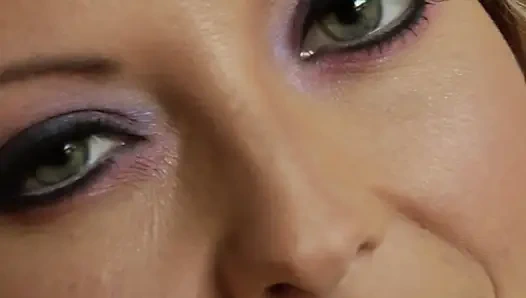 Azgın sarışın sürtük vibratör tek başına sıkı ıslak amcığını sikiyor ve oyuncakla azdırıyor