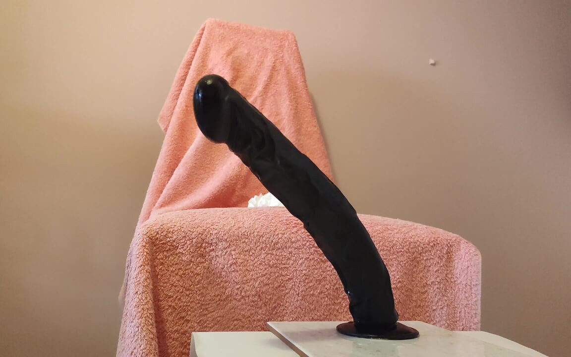 Büyük götümü iki büyük dildoyla genişletiyorum