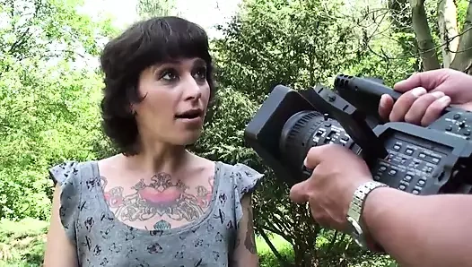 Büyük dövmeli kız parkta üçlü amcık sikişiyor ve ağzına boşalıyor